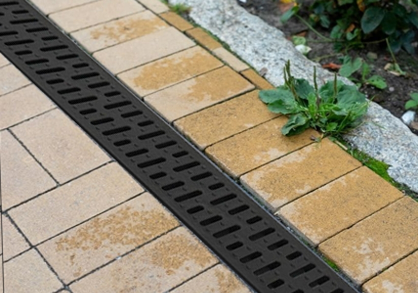 UHNL  PP Plastic Drainage Channel EN1433 Class A15-1m complete with Black Plastic Grate